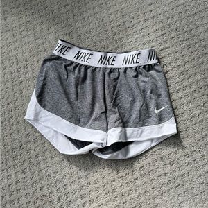 Nike Shorts - Mid Rise